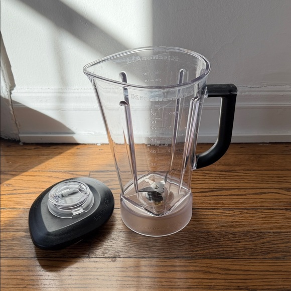 KitchenAid Black 60-oz Contour Silver 630-Watt Pulse Control Blender - Picture 8 of 11